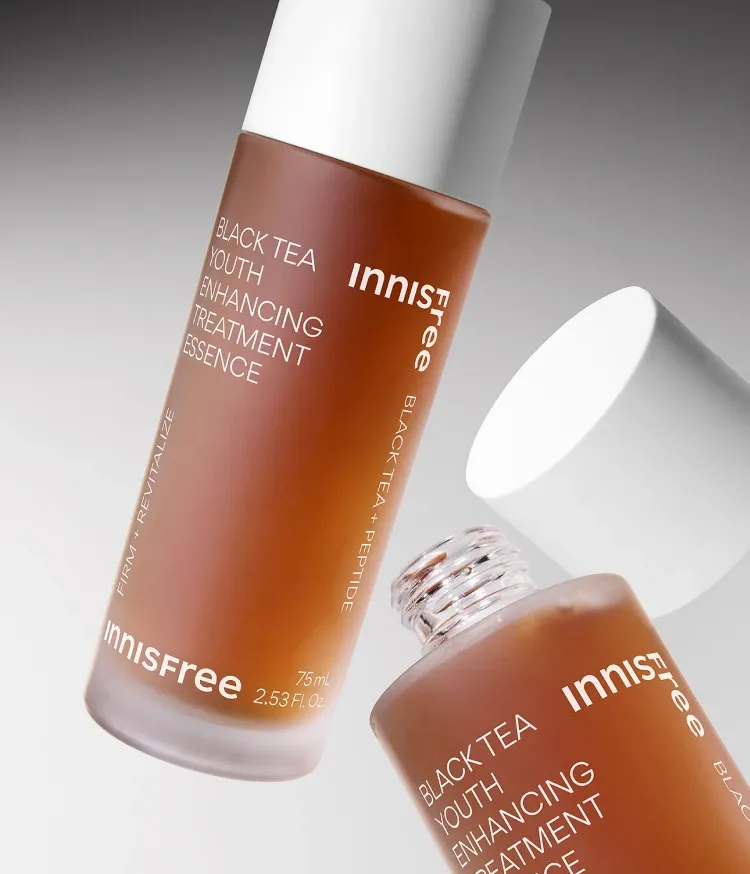 이니스프리 블랙티 유스 인핸싱 트리트먼트 에센스는 뷰티 블랙티·BLACK TEA PEPTIDE ACTIVATOR™ 중심의 항산화 포뮬러로, 어느 각도에서도 빛나는 투명광피부를 완성합니다. 산뜻하고 빠르게 흡수되는 워터 에센스 제형으로 끈적임 없이 매일 항산화 안티에이징 케어를 이어가며, 저자극 포뮬러로 민감 피부도 편안하게 케어합니다.