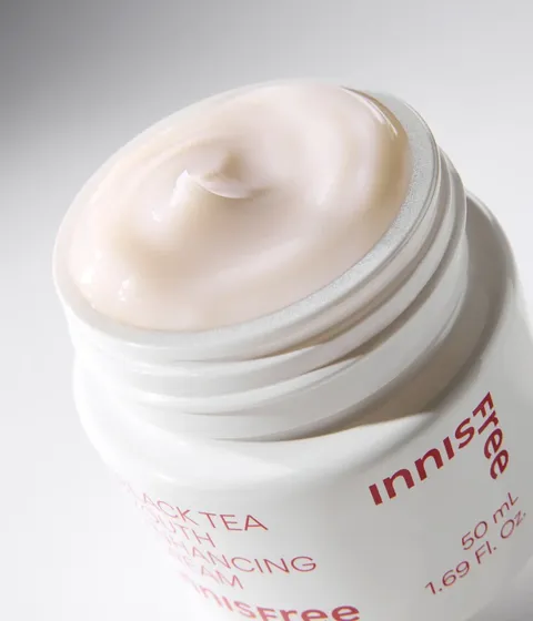 이니스프리 블랙티 유스 인핸싱 크림은 제주 블랙티 Reset Concentrate™과 데아브로닌·홍차 추출물 100ppm을 담아 지친 피부 컨디션을 케어합니다. 주름·미백 2중 기능성 포뮬러가 탄력 있게 스며들어 보습 보호막을 형성하고 피부 활력과 윤기를 되살립니다. 피부과 테스트를 완료한 저자극 포뮬러로 데일리 루틴에 부담 없이 활용할 수 있습니다.