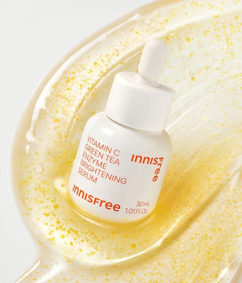 비타민C와 제주 녹차 엔자임을 함유한 세럼이 피부톤과 피부결을 케어해 매끈 투명한 피부로 가꿔주는 잡티 토닝 세럼