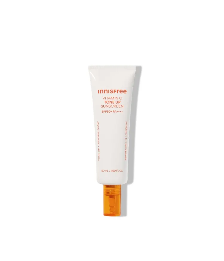 이니스프리 비타민C 피치 톤업 선크림은 비타민C·나이아신아마이드 함유 SPF50+ PA++++ 3중 기능성 선크림입니다. 임상(글로벌의학연구센터, 33명)에서 톤 균일도 6.6%·겉 잡티 4.1%·속잡티 26.3% 개선, 기존 선 대비 LONG UVA 차단 43% 증가(in-vitro)하였습니다. 10종 히알루론산 밀착감으로 메이크업 전 톤업에 적합합니다.