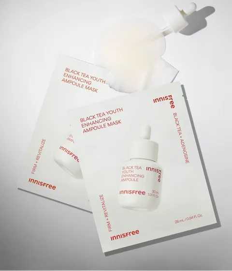 이니스프리 블랙티 유스 인핸싱 앰플 마스크는 Reset Concentrate™ 약 2.6배 도톰해진 해조추출물 수분겔 시트에 주름·미백 2중 기능성 앰플 에센스를 한 장에 담았습니다. 시트가 밀착되어 에센스가 스며들며, 3시간이 지나도 촉촉한 보습감을 유지합니다. 비건 인증 포뮬러 기반으로 데일리 집중 시트 케어에 부담 없이 활용할 수 있습니다.