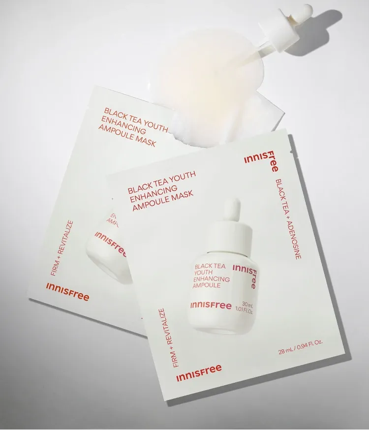 이니스프리 블랙티 유스 인핸싱 앰플 마스크는 Reset Concentrate™ 약 2.6배 도톰해진 해조추출물 수분겔 시트에 주름·미백 2중 기능성 앰플 에센스를 한 장에 담았습니다. 시트가 밀착되어 에센스가 스며들며, 3시간이 지나도 촉촉한 보습감을 유지합니다. 비건 인증 포뮬러 기반으로 데일리 집중 시트 케어에 부담 없이 활용할 수 있습니다.