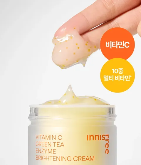 이니스프리 비타민C 엔자임 잡티 토닝 크림은 나이아신아마이드 40,000ppm과 비타민C 캡슐이 톡톡 터지며 빠르게 흡수되는 산뜻한 제형으로 칙칙한 잡티와 피부톤, 거친 피부결을 집중 케어합니다. 프로테아제 엔자임 성분이 묵은 각질을 정돈하고, 민감 피부 일차 자극 테스트 0.00의 저자극 포뮬러로 데일리에도 편안하게 마무리됩니다.