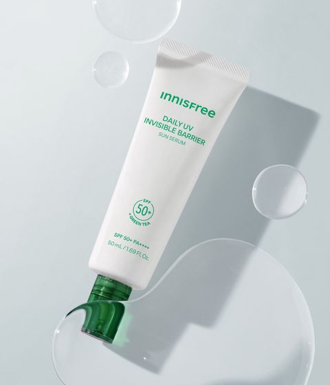 [3세대] 이니스프리 데일리 유브이 수분장벽 선세럼은 그린티 세라마이드와 1초 수분 흡수로 손상된 피부 장벽을 51% 개선하고 피부 온도를 -5.1℃ 낮추는 수분 장벽·UV 이중 케어를 한데 담았습니다. 산뜻한 마무리와 약 2.1배 개선된 메이크업 밀착력을 선사합니다. 피부과 테스트를 완료한 저자극 포뮬러로 데일리 선케어를 균형 있게 선사합니다.