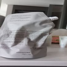  건조하고 지친 피부에 수분과 영양을 풍부하게 공급하여 진정시켜주고, 피부속 깊이 보습감을 선사하여 탄력있고 윤기있는 바디로 가꿔주며 몸과 마음을 차분함으로 물들이는 주니퍼 그린 우디향으로 숲길 산책을 떠올리게 하는 자연내음의 향이 몸과 마음의 편안함을 주는 부드러운 밀크타입 제형의 이니스프리 리스테이 바디로션