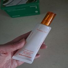 이니스프리 비타민C 피치 톤업 선크림은 비타민C·나이아신아마이드 함유 SPF50+ PA++++ 3중 기능성 선크림입니다. 임상(글로벌의학연구센터, 33명)에서 톤 균일도 6.6%·겉 잡티 4.1%·속잡티 26.3% 개선, 기존 선 대비 LONG UVA 차단 43% 증가(in-vitro)하였습니다. 10종 히알루론산 밀착감으로 메이크업 전 톤업에 적합합니다.
