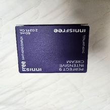 이니스프리 퍼펙트 9 인텐시브 크림은 제주 영주초 콤플렉스™의 9가지 유효 성분을 담아 복합적인 피부 노화 징후를 개선하는 주름·미백 2중 기능성 안티에이징 제품입니다. 부드럽게 녹아드는 농축 밤 타입 제형이 끈적임 없이 촉촉한 보습막을 형성하며, 피부과 테스트를 거친 저자극 포뮬러로 민감한 피부도 부담 없이 탄탄한 영양감을 완성합니다.