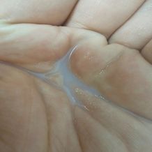 이니스프리 그린티 밀크 보습 에센스는 슈퍼 그린티™와 그린티 세라마이드를 담은 리포좀 기술로 모공보다 2,274배 작은 마이크로 캡슐 포뮬러를 구현했습니다. 바르자마자 3초 후 보습력 1,168% 상승으로 속건조를 빠르게 개선하고 무너진 장벽을 탄탄히 케어합니다. 메이크업 밀착력을 높여주는 신개념 밀키 텍스처로 속부터 차오르는 수분광을 선사합니다.