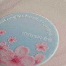 이니스프리 노세범 미네랄 트윙클 파우더는 고운 입자감 100% 만족 수치를 바탕으로 미세 입자가 피부에 고르게 밀착되어 모공을 자연스럽게 블러링합니다. 메이크업 마지막 단계에 퍼프로 가볍게 두드리면 번들거림을 줄이는 보송한 마무리와 메이크업 고정·피지 조절에 도움을 줍니다. 무첨가 포뮬러로 피부 부담을 덜어 데일리 메이크업 루틴에 편안하게 활용합니다.