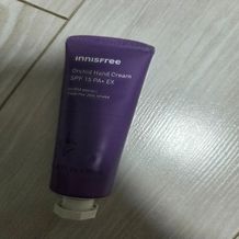 이니스프리 한란 핸드 크림은 흰 겨울 눈 속에서도 꽃을 피우는 제주 한란의 강인한 생명력을 담은 오키델릭서™와 난추출물 5ppm으로 지친 손 피부에 윤기를 부여하고 보습을 강화합니다. 자외선 차단·주름 개선 2중 기능성(SPF 15 PA+)으로 거친 손결을 부드럽고 촉촉하게 케어하며, 외출·운전 전 손등 케어에 활용할 수 있습니다.