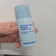 이니스프리 레티놀 앰플은 3X 레티놀 컴플렉스·3X 시카™를 모공보다 2300배 작은 리포좀에 담아 모공·흔적 케어에 도움을 줍니다. 주름·미백 2중 기능성을 갖추었고, 4주 사용 후 모공 부피 42.4%·색소 침착 37.5% 개선이 확인되었습니다. 피부과·하이포알러지 테스트를 완료한 저자극 포뮬러로 수분 베이스가 끈적임 없이 산뜻하게 마무리됩니다.
