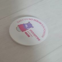 이니스프리 데일리 유브이 노세범 선 파우더는 불필요한 유분을 79.2% 즉각 흡착하여 들뜸 없이 매끈한 핑크 블러링 피부를 완성합니다. 자외선 차단 기능까지 갖춘 에어리 텍스처로 언제 어디서든 덧발라도 뭉침 없는 보송한 피니시를 선사합니다. 민감 피부 자극 테스트를 완료한 6-무첨가 포뮬러로 일상 속 유분 케어와 화사한 톤업을 동시에 도와줍니다.