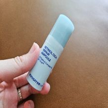 이니스프리 레티놀 앰플은 3X 레티놀 컴플렉스·3X 시카™를 모공보다 2300배 작은 리포좀에 담아 모공·흔적 케어에 도움을 줍니다. 주름·미백 2중 기능성을 갖추었고, 4주 사용 후 모공 부피 42.4%·색소 침착 37.5% 개선이 확인되었습니다. 피부과·하이포알러지 테스트를 완료한 저자극 포뮬러로 수분 베이스가 끈적임 없이 산뜻하게 마무리됩니다.