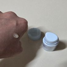 이니스프리 레티놀 앰플은 3X 레티놀 컴플렉스·3X 시카™를 모공보다 2300배 작은 리포좀에 담아 모공·흔적 케어에 도움을 줍니다. 주름·미백 2중 기능성을 갖추었고, 4주 사용 후 모공 부피 42.4%·색소 침착 37.5% 개선이 확인되었습니다. 피부과·하이포알러지 테스트를 완료한 저자극 포뮬러로 수분 베이스가 끈적임 없이 산뜻하게 마무리됩니다.