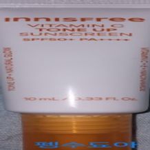 이니스프리 비타민C 피치 톤업 선크림은 비타민C·나이아신아마이드 함유 SPF50+ PA++++ 3중 기능성 선크림입니다. 임상(글로벌의학연구센터, 33명)에서 톤 균일도 6.6%·겉 잡티 4.1%·속잡티 26.3% 개선, 기존 선 대비 LONG UVA 차단 43% 증가(in-vitro)하였습니다. 10종 히알루론산 밀착감으로 메이크업 전 톤업에 적합합니다.