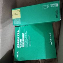 이니스프리 비타민C 엔자임 잡티 토닝 크림은 나이아신아마이드 40,000ppm과 비타민C 캡슐이 톡톡 터지며 빠르게 흡수되는 산뜻한 제형으로 칙칙한 잡티와 피부톤, 거친 피부결을 집중 케어합니다. 프로테아제 엔자임 성분이 묵은 각질을 정돈하고, 민감 피부 일차 자극 테스트 0.00의 저자극 포뮬러로 데일리에도 편안하게 마무리됩니다.