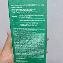 이니스프리 비타민C 엔자임 잡티 토닝 크림은 나이아신아마이드 40,000ppm과 비타민C 캡슐이 톡톡 터지며 빠르게 흡수되는 산뜻한 제형으로 칙칙한 잡티와 피부톤, 거친 피부결을 집중 케어합니다. 프로테아제 엔자임 성분이 묵은 각질을 정돈하고, 민감 피부 일차 자극 테스트 0.00의 저자극 포뮬러로 데일리에도 편안하게 마무리됩니다.