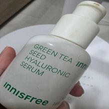 이니스프리 그린티 수분 히알루론산 세럼은 3겹 레이어링 캡슐 히알루론산과 더블 생녹차수를 통해 피부 각질층 15층까지 수분을 전달하고, 외부 열 자극으로 인한 일시적 붉은기 48% 진정 효과를 한데 담았습니다. 물보다 1.4배 빠른 흡수력으로 속건조 갈증을 단숨에 해소하며, 피부과 테스트를 완료한 저자극 포뮬러 기반으로 산뜻한 수분 케어를 선사합니다.