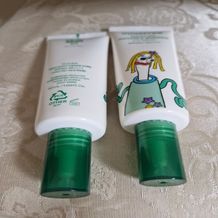 이니스프리 데일리 유브이 수분장벽 선세럼은 히알루론산·그린티 세라마이드 기반 자외선 차단 기능성 제품으로, 1초 수분 흡수로 투명하게 사용할 수 있습니다. 수분 장벽+UV 방어막을 단단히 세우는 그린티 화잘먹 선세럼입니다. 안전성·저자극 관련 검증을 갖추어 민감 피부도 편안히 사용할 수 있습니다.