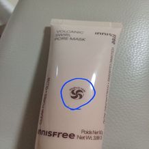 이니스프리 화산송이 모공 듀얼 마스크팩은 워시오프 타입으로 부드러운 화산송이 클레이와 5종 히알루론산 수분팩을 함께 담아 모공·각질과 수분 케어를 돕습니다. 세안 후 얇게 펴 바른 뒤 손끝으로 롤링하고 물로 씻어내는 3분 루틴으로 매끈한 피부결과 윤기 광채를 선사합니다. 저자극 포뮬러로 매일 모공 케어에 부담 없이 활용하기 좋습니다.