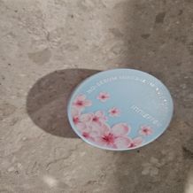 이니스프리 노세범 미네랄 트윙클 파우더는 고운 입자감 100% 만족 수치를 바탕으로 미세 입자가 피부에 고르게 밀착되어 모공을 자연스럽게 블러링합니다. 메이크업 마지막 단계에 퍼프로 가볍게 두드리면 번들거림을 줄이는 보송한 마무리와 메이크업 고정·피지 조절에 도움을 줍니다. 무첨가 포뮬러로 피부 부담을 덜어 데일리 메이크업 루틴에 편안하게 활용합니다.