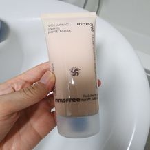 이니스프리 화산송이 모공 듀얼 마스크팩은 워시오프 타입으로 부드러운 화산송이 클레이와 5종 히알루론산 수분팩을 함께 담아 모공·각질과 수분 케어를 돕습니다. 세안 후 얇게 펴 바른 뒤 손끝으로 롤링하고 물로 씻어내는 3분 루틴으로 매끈한 피부결과 윤기 광채를 선사합니다. 저자극 포뮬러로 매일 모공 케어에 부담 없이 활용하기 좋습니다.