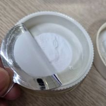 이니스프리 포어 블러 파우더는 고운 입자감 100% 만족 수치를 바탕으로 미세 입자가 피부에 고르게 밀착되어 매끈한 피부 결을 연출합니다. 메이크업 마지막 단계에 퍼프로 가볍게 두드리면 번들거림을 줄이고 보송한 마무리로 메이크업 고정력을 높이는 데 도움을 줍니다. 무첨가 포뮬러로 피부 부담을 덜어 편하게 사용할 수 있습니다.