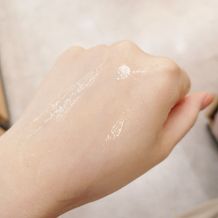 과다 피지를 조절하고 뮤트 핑크빛 무화과 분위기와 크리미 옐로우빛 금목서 분위기를 더해주는 노세범 파우더 가을 에디션