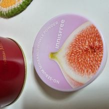 과다 피지를 조절하고 뮤트 핑크빛 무화과 분위기와 크리미 옐로우빛 금목서 분위기를 더해주는 노세범 파우더 가을 에디션
