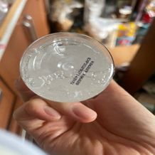 이니스프리 애플씨드 립앤아이 메이크업 리무버는 사과추출물(20.9ppm)과 애플씨드 오일(8ppm)이 담긴 워터·오일 이중층 포뮬러로 마스카라·글리터 등 포인트 메이크업을 말끔하게 제거합니다. 미끌거림과 유분감이 적은 산뜻한 사용감으로 눈가·입가를 부담 없이 클렌징하며, 피부과·안자극 테스트를 완료한 저자극 포뮬러로 데일리 포인트 클렌징을 돕습니다.