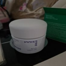 이니스프리 한란 인리치드 크림은 촉촉한 물기가 느껴지는 크림 텍스처가 건조하고 푸석한 피부에 밀착되어 풍부한 보습과 탁월한 윤기, 영양감 있는 피부로 케어합니다. 탄력, 주름, 피부톤, 건조, 모공까지 한번에 케어하여 생기 있는 피부를 완성합니다. 겨울 눈 속에서도 꽃을 피우는 한란의 강인한 생명력을 담은 안티에이징 집중 케어로 데일리 루틴을 완성합니다.