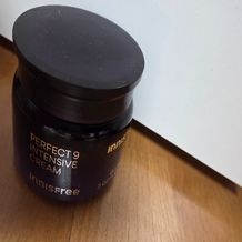 이니스프리 퍼펙트 9 인텐시브 크림은 제주 영주초 콤플렉스™의 9가지 유효 성분을 담아 복합적인 피부 노화 징후를 개선하는 주름·미백 2중 기능성 안티에이징 제품입니다. 부드럽게 녹아드는 농축 밤 타입 제형이 끈적임 없이 촉촉한 보습막을 형성하며, 피부과 테스트를 거친 저자극 포뮬러로 민감한 피부도 부담 없이 탄탄한 영양감을 완성합니다.